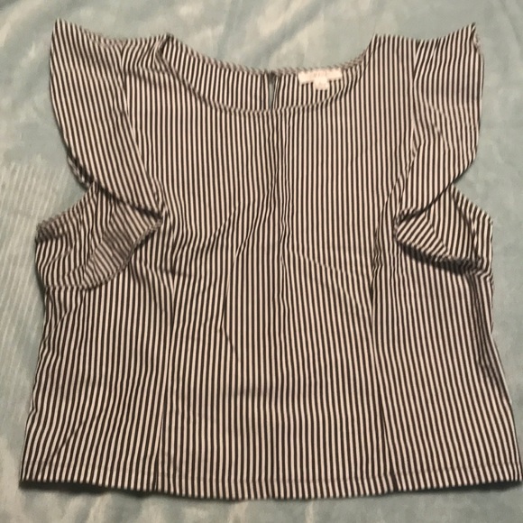 Cute striped, ruffle sleeve cropped top - Picture 1 of 3